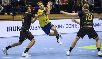 Kauldik minutu ugari izan ditu Pfadiren kontra eta oso eroso aritu da zumaiarra. (Jon URBE/FOKU)