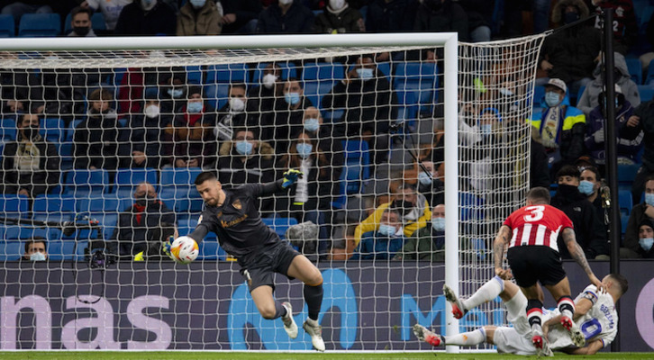 Parada de Unai Simón a Benzema en el partido de esta temporada. (@AthleticClub)