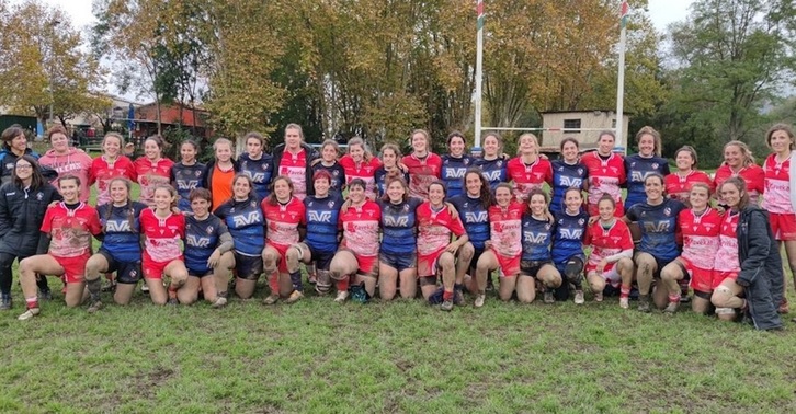 Bera Berako (urdinez) eta La Unicako (zuri-gorriz) jokalariak elkarrekin. (EUSKADIRUGBY.EUS)