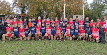 Bera Berako (urdinez) eta La Unicako (zuri-gorriz) jokalariak elkarrekin. (EUSKADIRUGBY.EUS)