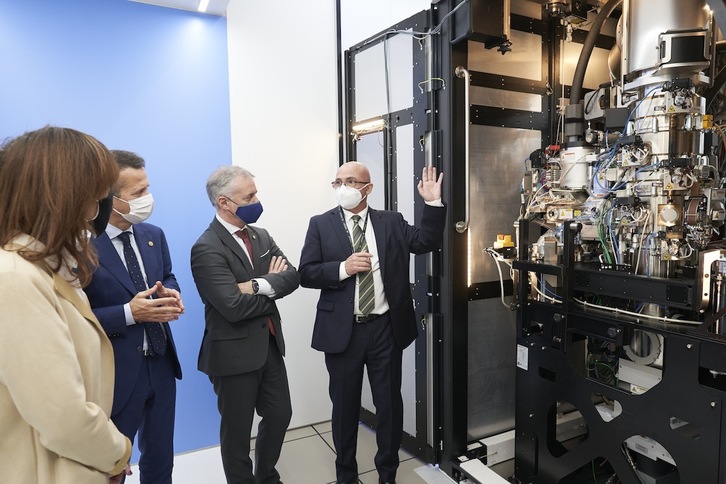 El lehendakari Iñigo Urkullu ha visitado este miércoles las instalaciones del BERC Biofisika, en el campus de Bizkaia de la UPV-EHU. (IREKIA)