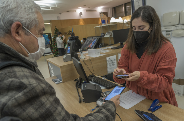 Un usuario del gimnasio Hegalak de Donostia enseña su certificado covid para acceder al recinto. (Andoni CANELLADA/FOKU)