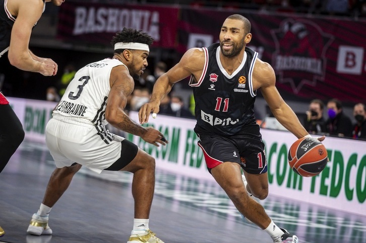 Jayson Grangerri begira dago Baskonia, asteartean min hartu ostean. (Jaizki FONTANEDA / FOKU)