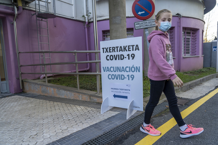Una niña, tras vacunarse este martes en Donostia. (Gorka RUBIO | FOKU)