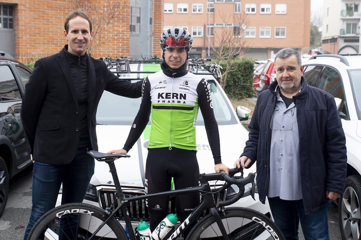 Juanjo Oroz, manager general, Ibon Ruiz y Manolo Azcona, alma mater de la entidad, en la concentración de Orkoien. (Iñigo URIZ/FOKU)