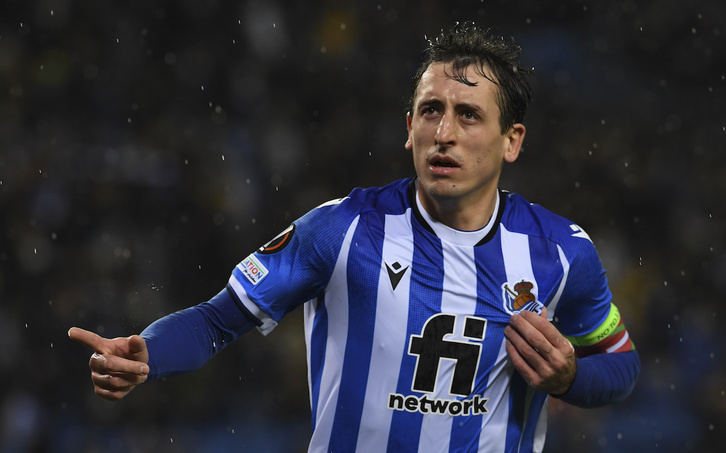 Imanol ha tenido que recurrir a Oyarzabal tras el descanso para cambiar el partido. (Jon URBE/FOKU)