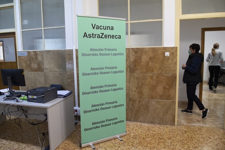 La fórmula de AstraZeneca contra el covid se administró a mayores de 60 años y a trabajadores esenciales menores de 55. (Iñigo URIZ/FOKU)