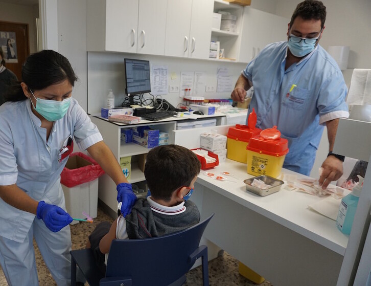 Vacunación de un menor en Tutera, en el primer día de campaña.  (Gobe