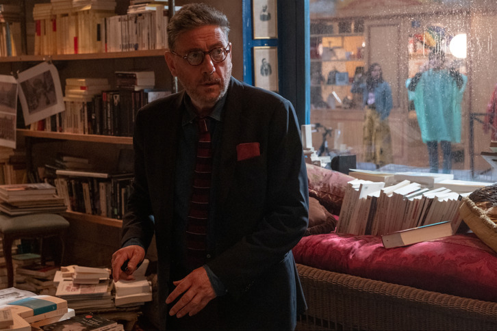 Vincenzo (Sergio Castellitto) se pasa la vida en su librería parisina. (NAIZ)