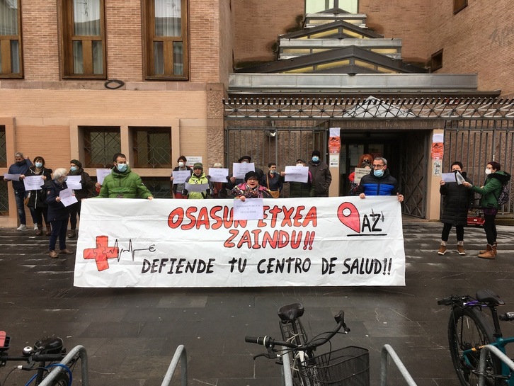 Concentración la semana pasada ante el centro de salud de Alde Zaharra de Iruñea para exigir una sanidad «pública y de calidad». (NAIZ)