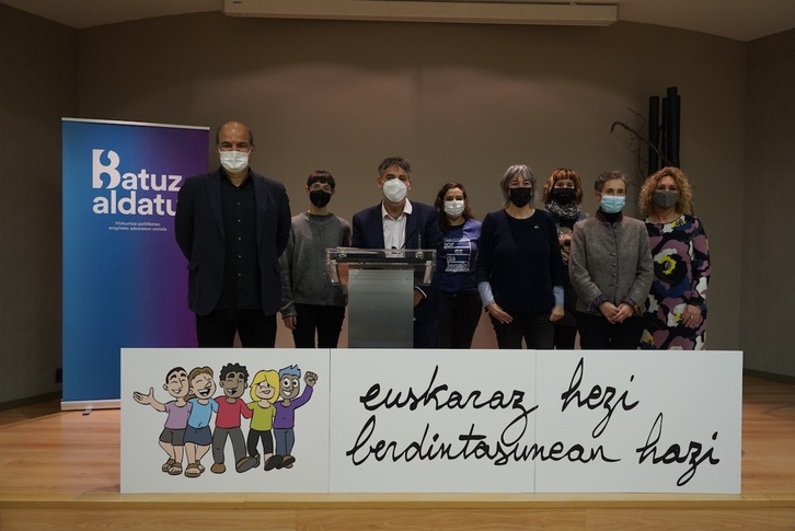 Hezkuntzako eragile nagusien ordezkariak Gasteizen batu dira, euskararen inguruko adostasun historiko bat aurkezteko. (Raul BOGAJO/FOKU)