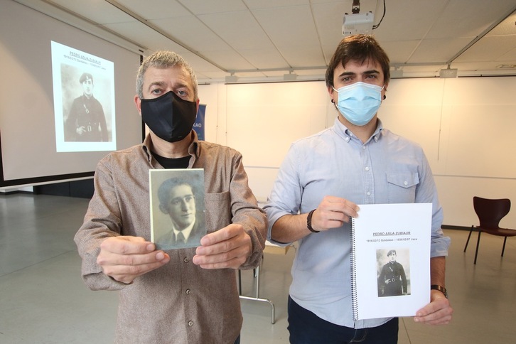 Josu Larrea e Iñigo Hernando han informado del proceso de repatriación de los restos mortales de Pedro Asua. (Oskar MATXIN EDESA/FOKU)