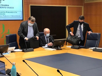 Josu Erkoreka compareció junto al todavía consejero de Seguridad, Josu Zubiaga, (cesado el martes pero sin publicación todavía en el BOPV) y elegido miembro del TVCP. (NAIZ)