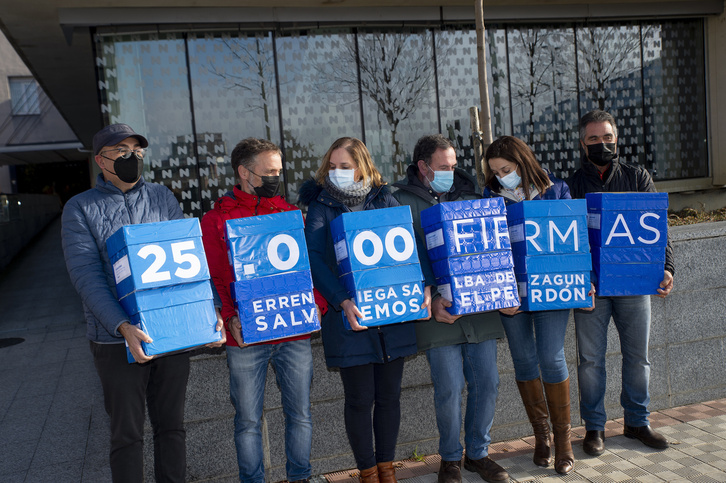 Presentación de más de 25.000 firmas contra los tres parques solares proyectados en Erreniega. (Iñigo URIZ/FOKU)