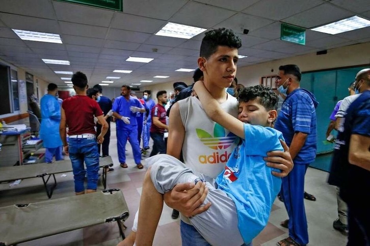 Menores palestinos en un hospital de Gaza durante la operación que llevó a cabo el Ejército de Israel el pasado mes de mayo. (Anas BABA/AFP)
