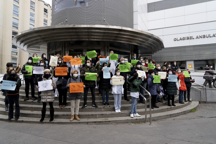 Protesta este jueves en el ambulatorio de Olagibel, en Gasteiz. (Raúl BOGAJO | FOKU)