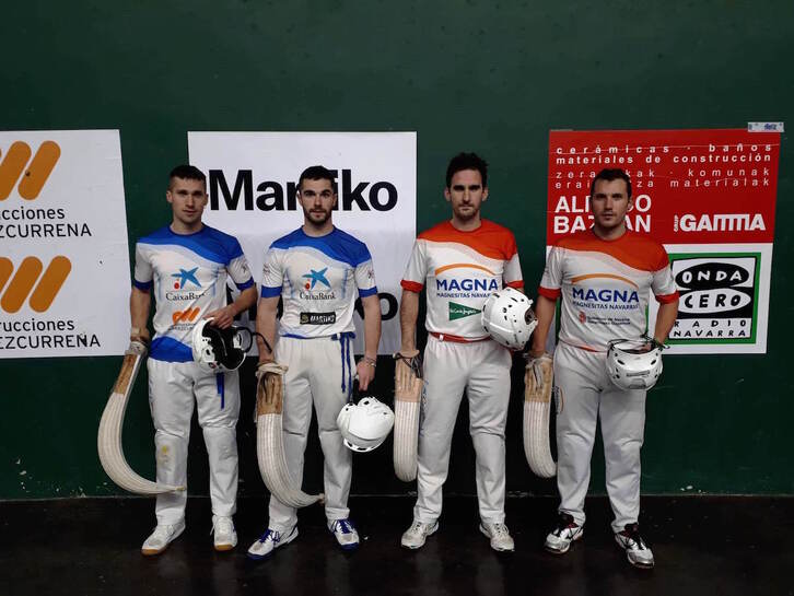 Los cuatro finalistas posan en el partido de la liguilla disputaso en Elizondo. (E-REMONTE)