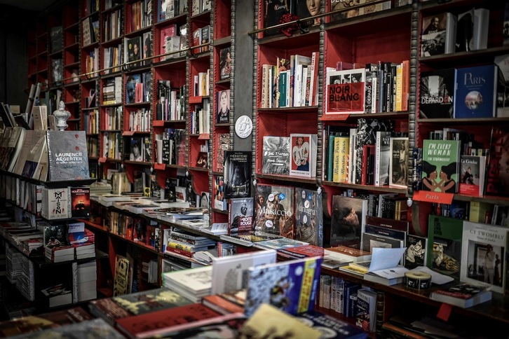 Estanterías repletas de libros en la Librairie des Abbesses, en el distrito parisino de Montmartre. (Stephane DE SAKUTIN/AFP)
