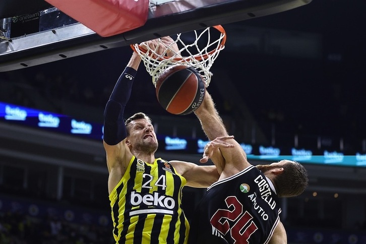 Jan Vesely se cuelga ante un Matt Costello incapaz de frenar al checo. (EUROLEAGUE.NET)