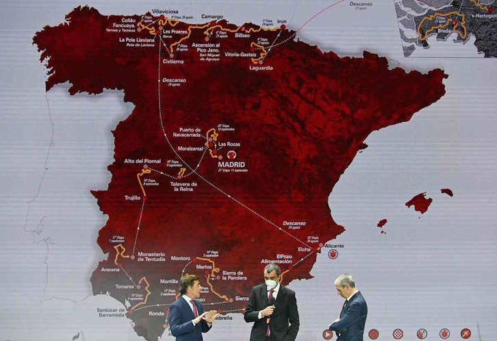 El organizador Javier Guillén, con Pedro Delgado y Carlos de Andrés, junto al recorrido de la próxima edición de la Vuelta. (Óscar DEL POZO/AFP)