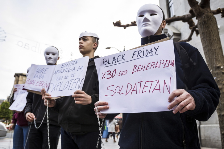 Movilización juvenil en Bilbo contra la precariedad, con motivo de un Black Friday. (Aritz LOIOLA | FOKU)