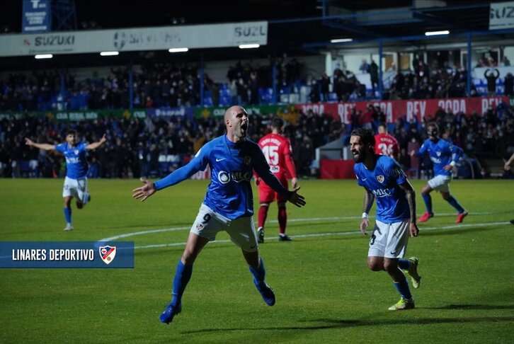Ion Etxaniz, Alaveseri egindako gola ospatzen. (LINARES DEPORTIVO)