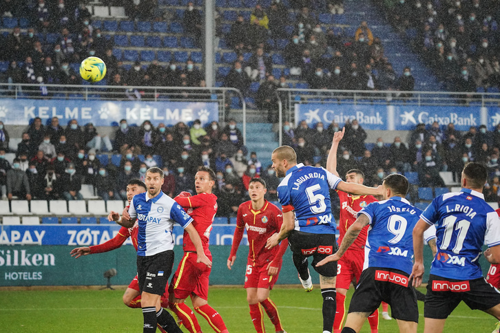 Defentsan sendo eta aurrean golegile aritu behar du Alaves etxean hobetoen dabilen Rayoren zelaian. (Endika PORTILLO/FOKU)
