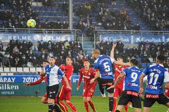 Defentsan sendo eta aurrean golegile aritu behar du Alaves etxean hobetoen dabilen Rayoren zelaian. (Endika PORTILLO/FOKU)
