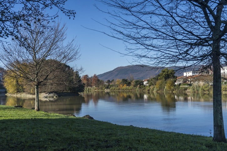 El río Bidasoa, entre Irun y Hendaia con Jaizkibel al fondo, el 13 de diciembre, una vez pasado el último temporal de lluvia. (Andoni CANELLADA/FOKU)
