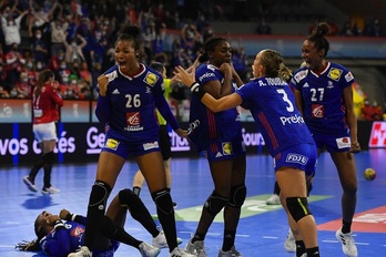 Júbilo en el bando francés, con la pivote Foppa en primer plano, autora del 23-22 final. (Josep LAGO / AFP PHOTO)