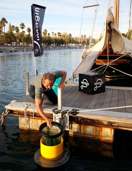 El dispositivo ‘imagin Seabin’ instalado en el puerto de Barcelona. (CAIXABANK)