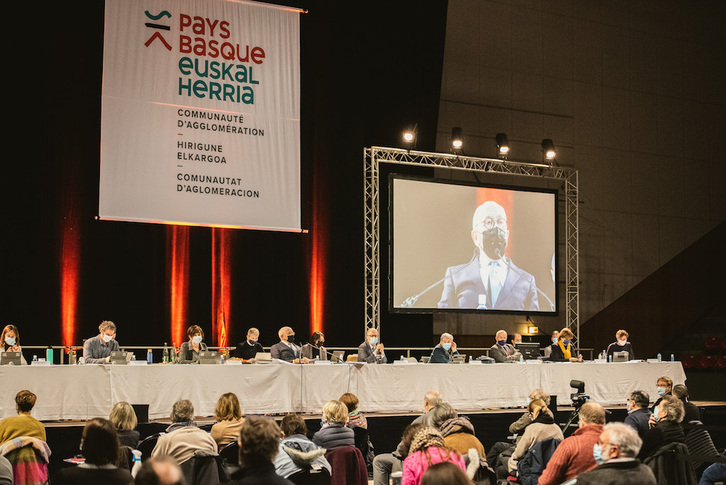 Ipar Euskal Herriko hautetsiek AHT linea berri bi aurreikusten dituen GPSO egitasmoaren kontra bozkatu dute. (Guillaume FAUVEAU)