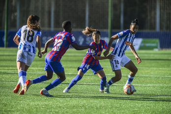 Rábano, Kundananji, Honoka y Gaby en un momento del partido disputado este mediodía en Unbe. (Jon Ubre/Foku)