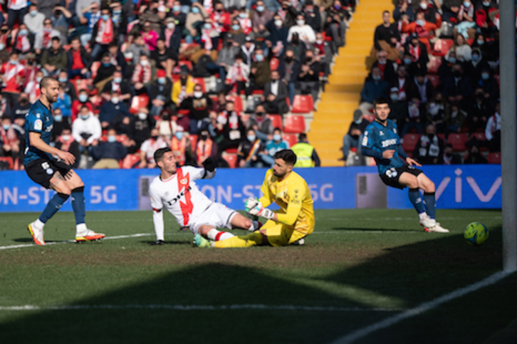 Así ha encajado el Alavés el 1-0 en el estadio de Vallecas. (Sergio REYES/LOF)