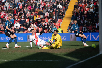 Así ha encajado el Alavés el 1-0 en el estadio de Vallecas. (Sergio REYES/LOF)