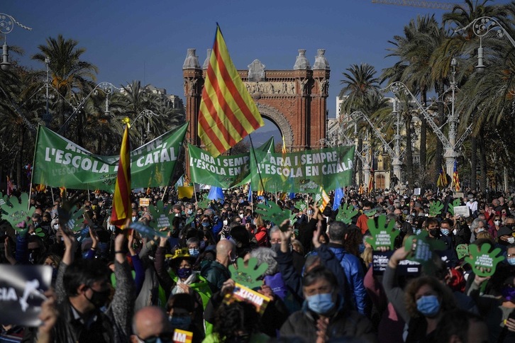 Manifestación multitudinaria en el centro de Barcelona en diciembre pasado a favor del catalán en la escuela. (Pau BARRENA/AFP)