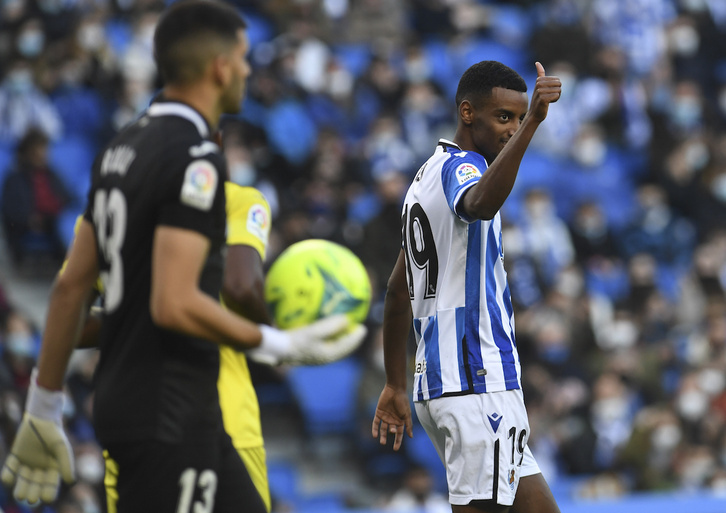 Isak ha conseguido superar a Rulli en un golazo después de una gran parada del argentino en una ocasión suya. (Jon URBE/FOKU) 