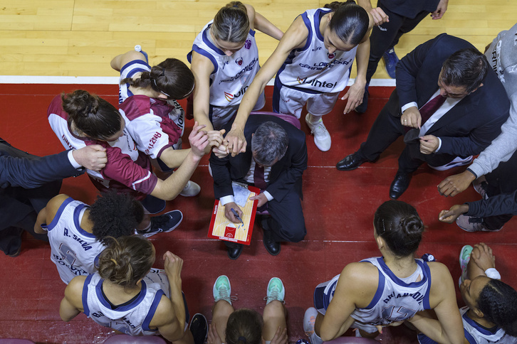 Gernika taldeko jokalari eta entrenatzailea, aurreko partida batean. (Aritz LOIOLA/FOKU)