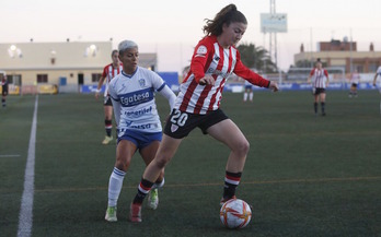 Paula Arana controla el balón ante María José, autora del primer gol blanquiazul. (Athletic Club)