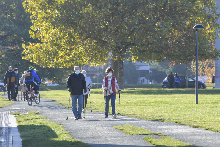 Viandantes paseando con mascarilla por Iruñea. (Idoia ZABALETA/FOKU)