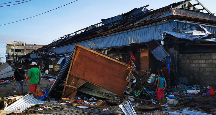 Destrozos provocados por el tifón Rai a su paso por Filipinas. (Ferdinandh CABRERA/AFP) 