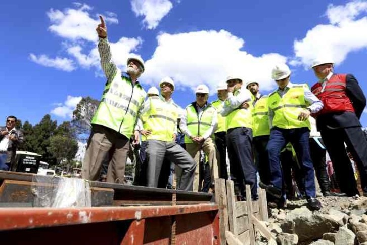En agosto de 2015, el entonces vicepresidente de Ecuador, Jorge Glas Espinel, (segundo por la izquierda) recorrió las obras de construcción del tranvía de Cuenca junto a responsables de CCRC. (Wladimir JÁTIVA)