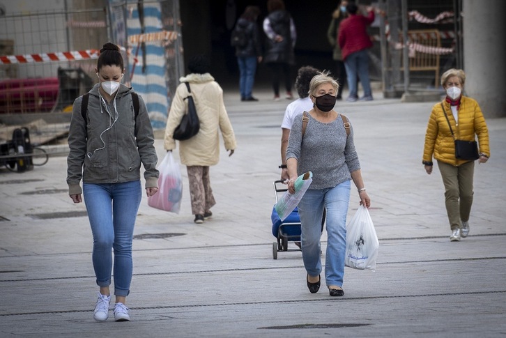 Gente paseando con mascarilla, en Donostia. (Gorka RUBIO/FOKU)