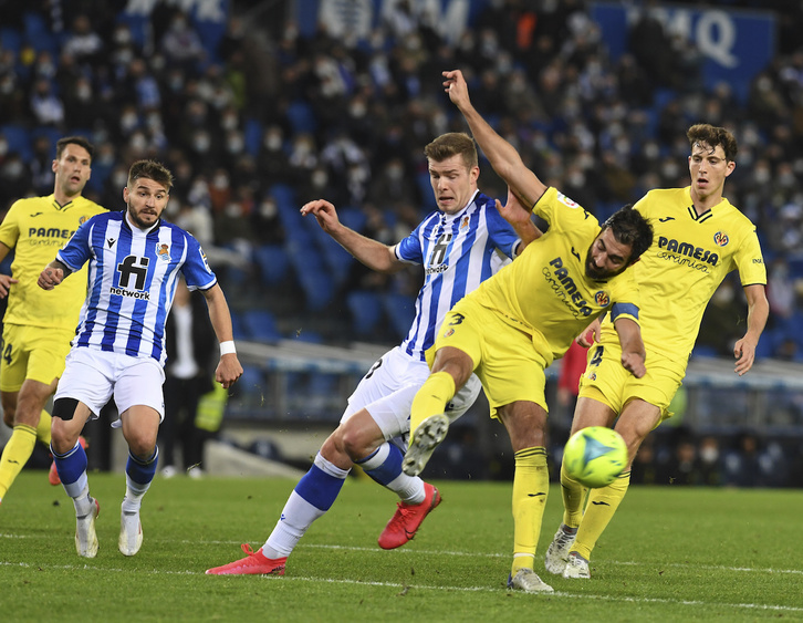 La Real acusa que Sorloth y Portu, ante los centrales del Villarreal, no encuentran portería. (Jon URBE/FOKU)