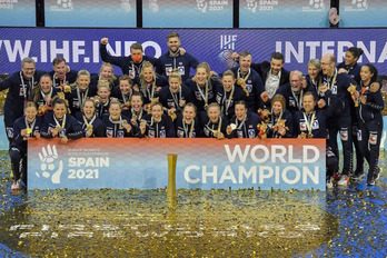 Las jugadoras de Noruega celebran su triunfo con la copa del mundo de balonmano en primer plano. (Pau BARRENA/AFP)