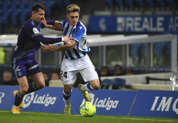 Xabi Alonso ha podido contar hoy con los futbolistas habitualmente citados por Imanol; en la imagen, Robert Navarro avanza junto a Luis Pérez. (Jon Urbe/FOku)