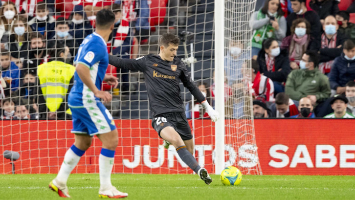 Julen Agirrezabala fue titular ante el Betis tras la baja de Unai Simón por coronavirus. (@AthleticClub)