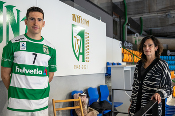 Martín Ganuza posa con la presidenta de Anaitasuna, Mertxe López. (Óscar AZNAR/ANAITASUNA)