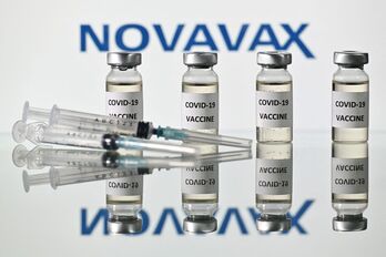 La Agencia Europea del Medicamento (EMA) ha respaldado este lunes el uso de la vacuna estadounidense Novavax. (Justin TALLIS / AFP)