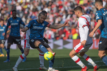 El Alavés confía en sacar un mayor rendimiento a su visita a La Cerámica de lo que fue la realizada a Vallecas. (LOF)